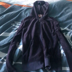 Juicy couture tröja - En juicy couture tröja från 2000-talet ❤️ storlek m men Väldigt små i storleken! Om du är intresserad av köp så MÖTS vi bara upp i Göteborg💗