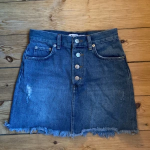 Mini jeans skirt - En jeanskjol som knappt är använd, är för liten för mig. 