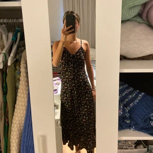 Fin sommarklänning  - Säljer denna sommarklänningen som är köp på humana. Passar mig som är xs och är 166 cm lång❤️❤️❤️