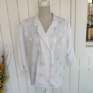 Vit större retor blus  - Vacker vit blus med fyrknäppning där fram och knäppning vid ärmarna. Innehåller axelvaddas som går att sprätta bort enkelt.