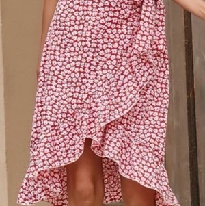 Söt omlott kjol - Härlig sommarkjol, omlott med blixlås i sidan. Storlek m men liten så mer som s. 