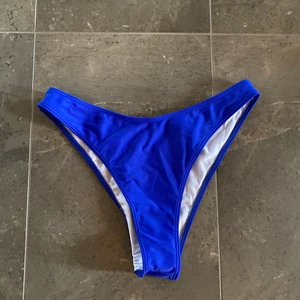 Blå Bikinitrosa - Blå oanvänd bikinitrosa som tyvärr va lite för stora för mig, storlek S. Hör av dig om du har någon fråga 💙