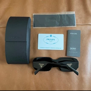 Prada solglasögon - Säljer ett par prada symbole solglasögon med guld logga. Utmärkt skick använda cirka 10 gånger.  