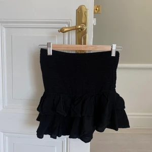 Volangkjol Zara - Kort Volangkjol med inbyggda shorts från Zara