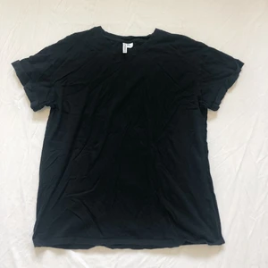 Oversize t-shirt XS-L - Märke: HM Färg: svart Storlek: L38/40/42 (passar perfekt oversize för XS-M/34/36/38/40) Modell: dam/kvinna/womens Mitt pris: 20 kr   Kolla in mina andra annonser, säljer bl.a Levis, Champion, Victorias Secret, Tommy Hilfiger, Calvin Klein, Adidas, Nike, P