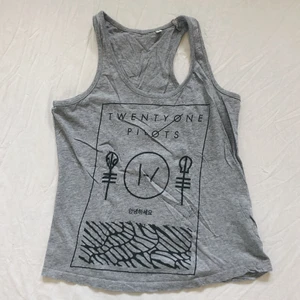 Twenty One Pilots XS - Färg: ljusgrå/grå/svart/vit Storlek: XS-S (34/36/38) Modell:dam/kvinna/womens Mitt pris: 50 kr   Kolla in mina andra annonser, säljer bl.a Levis, Champion, Victorias Secret, Tommy Hilfiger, Calvin Klein, Adidas, Nike, Puma, Aimn, Gymshark, Brandy Melville