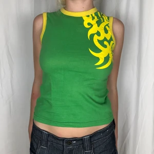 Grön topp  - Söt grön och gul topp från tidigt 2000-tal! 🐸😊