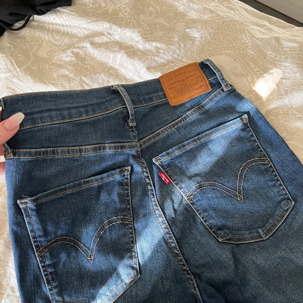 Supersnygga jeans från Levis i modellen mile high. De är i nyskick säljer pågrund av att de inte kommer till användning🦋. Jeans & Byxor.