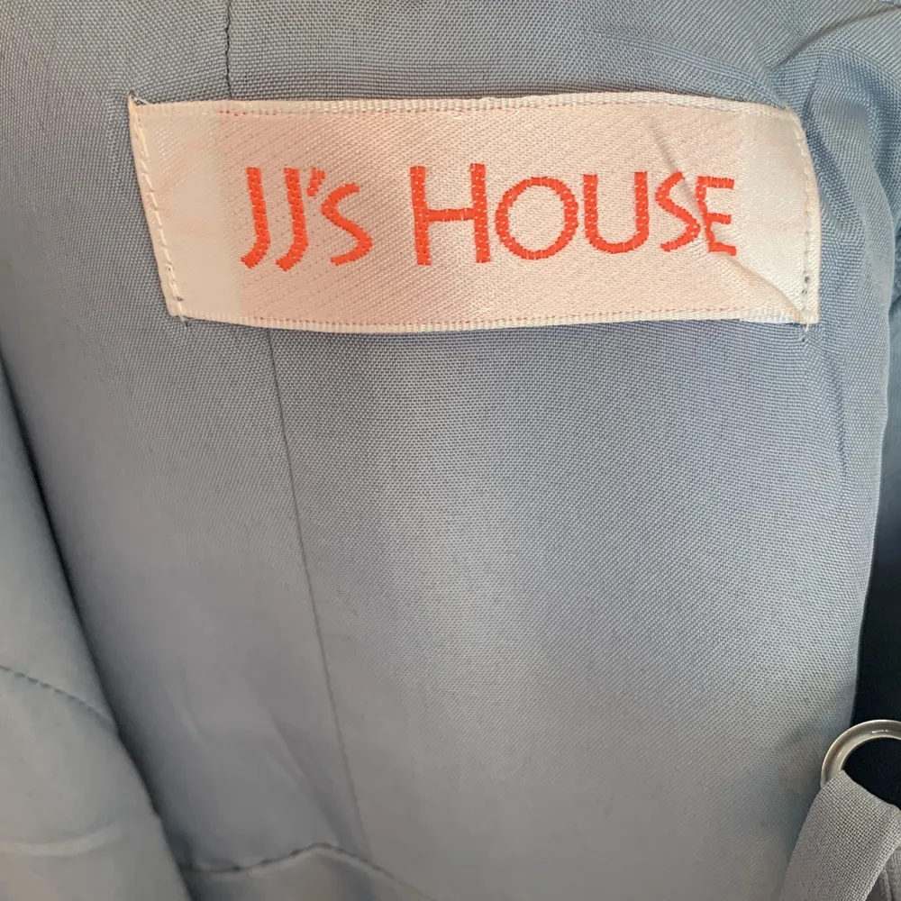 En otroligt fin aftonklänning från JJ's HOUSE. Aldrig använd. Är i Nyskick. Den är vadderad vid kuporna. Klänningen framhäver kroppens figur jättefint. Säljer eftersom jag inte behöver den. Själv så köpte jag den för 1300kr så säljer för 1000kr✨🤍. Klänningar.