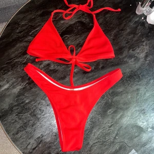 Röd bikini (strl S) - Röd bikini från Zaful, jag köpte den här på Plick men den passade inte så jag försöker sälja den vidare. Det står strl L i bikinin men jag skulle säga att den passar S. 