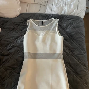 klänning - super fin kort klänning som sitter jättebra. Använt 1 gång. 