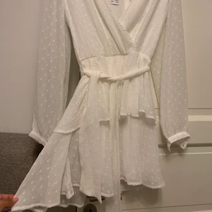 Vit sommar klänning  - Helt ny vit sommarklänning från Gina tricot med taggen kvar. Storlek 34 men passar även 36/38. 