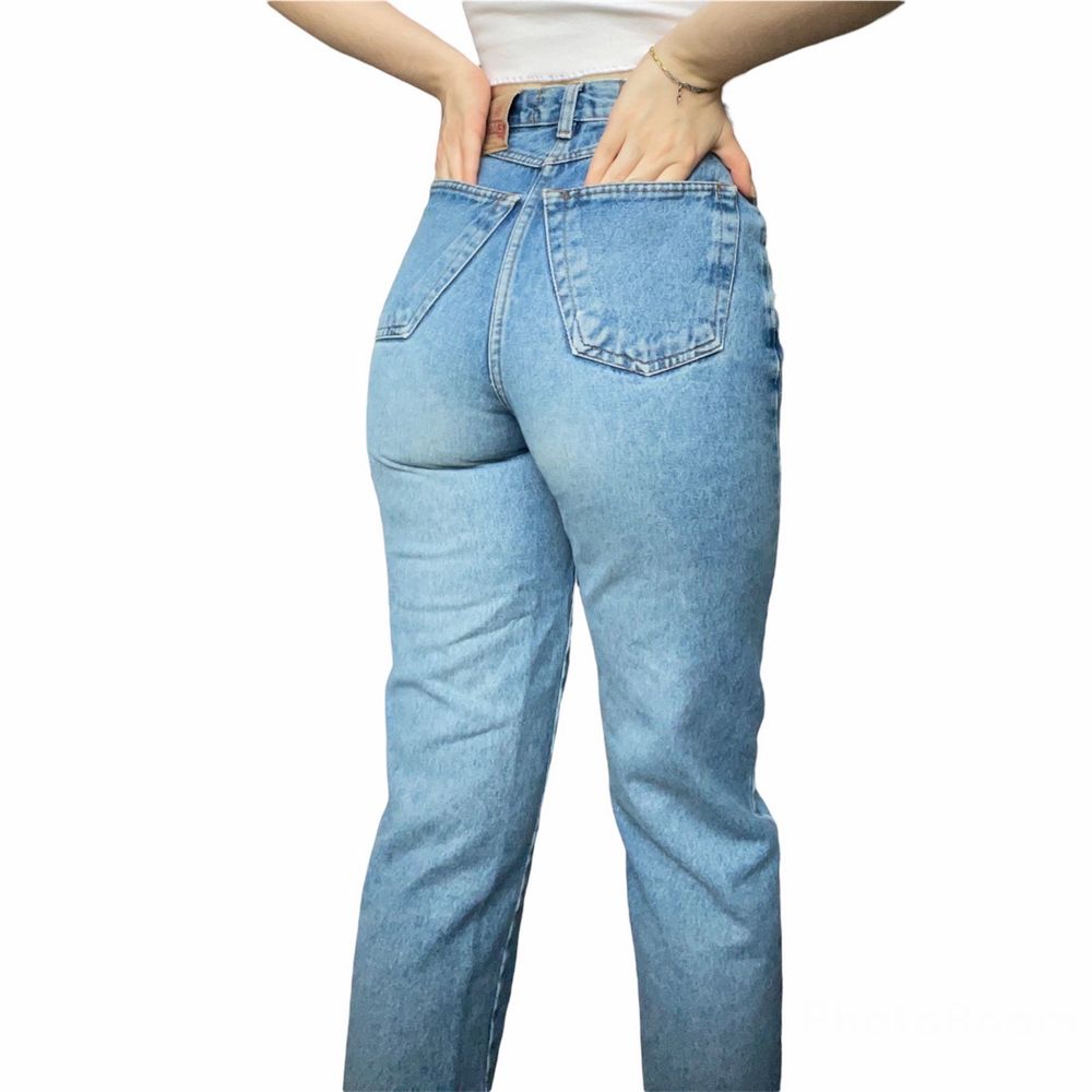 Ett par retro mom jeans i strl 28 (S/M) köpt från beyond retro! I perfekt skick, inga defekter. Går ner hela vägen på mig som är 1,70. Snygga vintage jeans :). Jeans & Byxor.