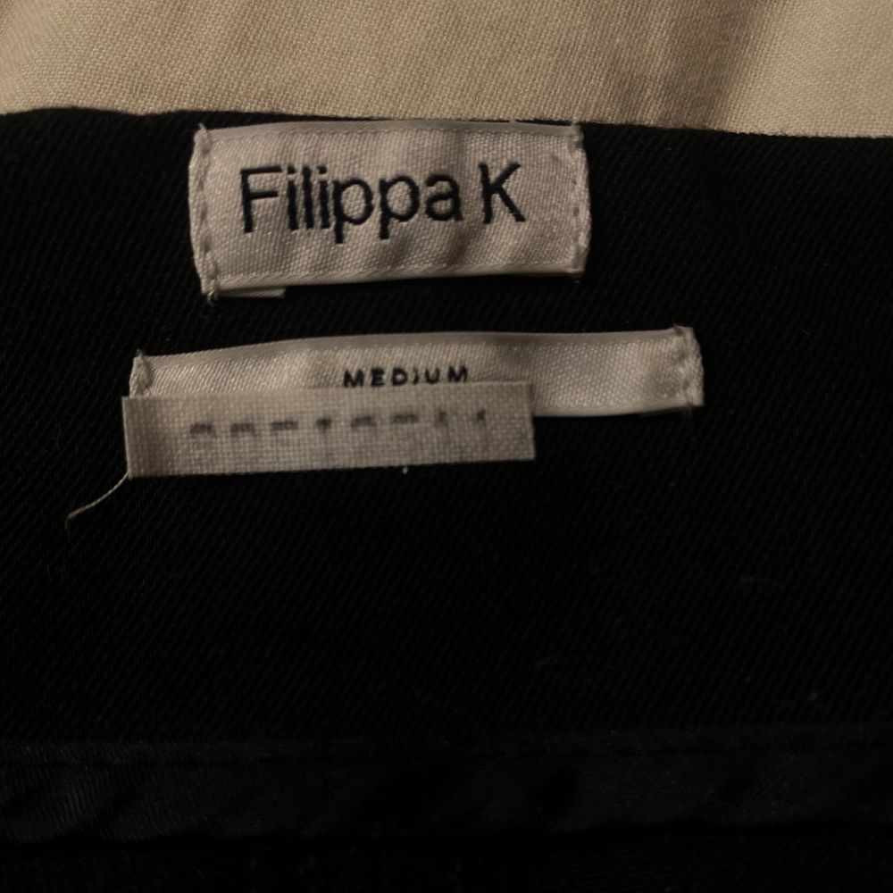 Kostymbyxor från Filippa K. Storlek Medium. Fint skick. Ankelsömmen är inte fastsydd så man kan ta ner dom ännu mer om man är längre. Tyg, ingen stretch. Lite noppriga på vissa ställen. . Jeans & Byxor.