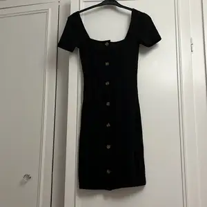 Skitsnygg tajt klänning i svart från H&M i strl XS, använd endast 1 gång och kommer dock inte till användning längre:)