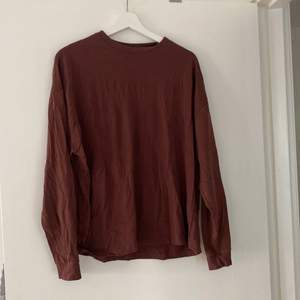 Brun/ vinröd långärmad tröja från ASOS.  Använd ett fåtal gånger.  Storlek XS-S