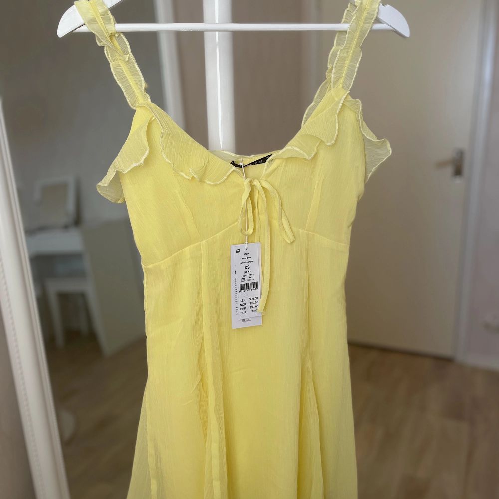 En jätte söt gul klänning från Gina i storlek xs , den är helt ny, prislappen sitter kvar  och är helt slutsåld 💕 nypris 400kr säljer för 350kr frakten ingår inte🫶🏼 . Klänningar.