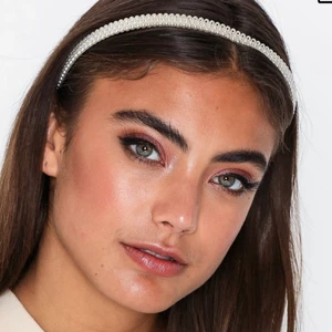 Diadem - Säljer detta fina pärl diadem från Nelly, knappt använt. Kan skicka egna bilder om det önskas, köparen står för frakten❤️