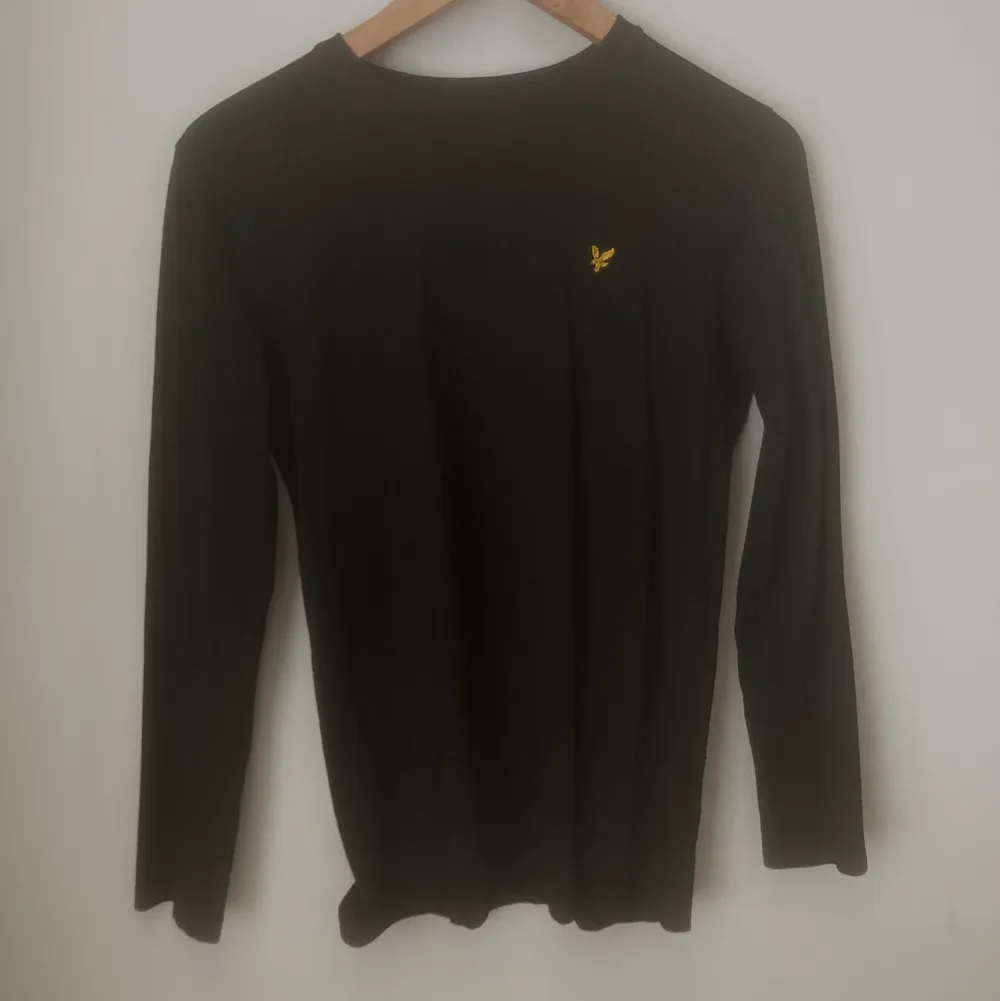 Snygg långärmad tröja från Lyle&Scott. Är i strl junior 14/15 år men passar även xs-s.  Köparen står för frakt😇. Tröjor & Koftor.