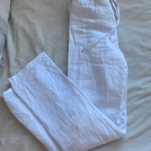 Linnebyxor från Design By Si🤍 - Säljer mina linnebyxor från Design By Si. Modell: Matilde W. Det är dubbeltyg så ej genomskinliga. Aldrig använda! Säljer för 300kr + frakt💗