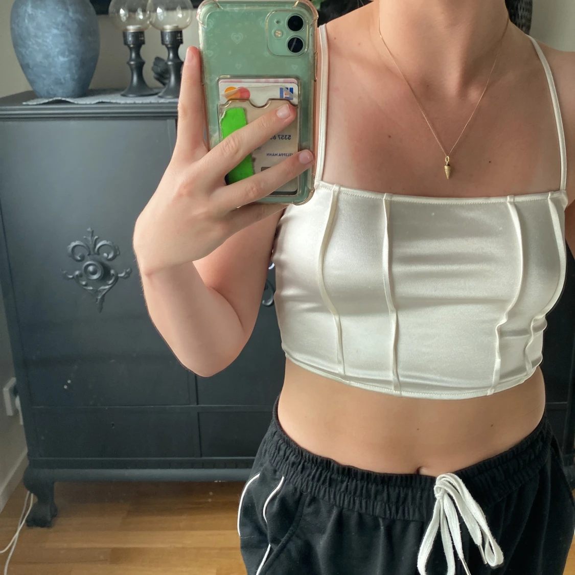 Vit topp med knyte i ryggen