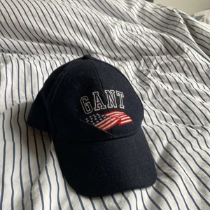 Gant keps - Säljer min Gant keps, använt den mellan 5 och 10 gånger. Den sitter bra på huvudet och passar med de flesta stilar. Gjord i ett ”ulligt” material vilket gör att den sticker ut från de flesta kepsar. Perfekt för dig som gillar kepsar med proper stil!