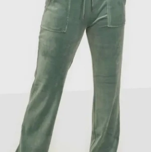 Juciy storlek xs/s - Hej!  Jag är ny här på Plick och jag söker efter ett par sådana juciy byxor, om ni känner eller vet någon som har kontakta mig, tack❤️❤️❤️❤️ Budget kan vi prata om när vi ni hör av er!