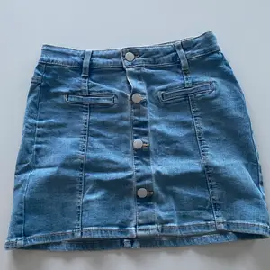 Nu säljs denna jeans kjol från lindex som är använd MAX 2 ggr😍💖☀️köpta för 199kr och säljer för 100kr+frakt(25kr)står att frakten kostar 29❌kan sänkas med 10-20 kr billigare