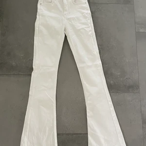 Bootcut jeans från ginatricot - essa vita bootcut jeansen från Gina säljs nu för 200kr, dom är i bra skick och har inga fläckar. Hör av dig vid intresse!💗 frakten är ungefärlig och kan sänkas eller höjas några kronor! Står ej för postens slarv!💗