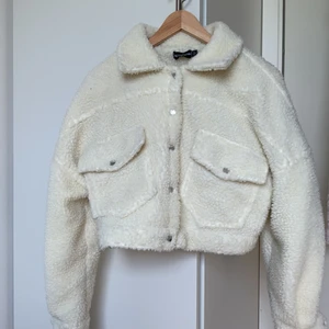 Kort teddyjacka - Supersöt, midjelång vit (krämfärgad) teddyjacka från Pretty Little Thing i storlek 34. Perfekt under höst och vår. Stängs med knappar.🥰