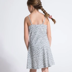 Grön blommig klänning  - En grön blommig klänning från lager 157 i storlek 160. Stor i storleken skulle säga att den är som en xs. Endast använd en gång (lånade bilder skriv privat för egna) köparen står för frakten 