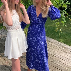 Blå klänning H&M trend XS - 💙 BLÅ KLÄNNING 💙  Säljer min fina klänning från H&M trend i XS! Använd vid två tillfällen och är därför i väldigt fint skick 🌈🌈