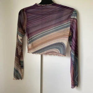 Mesh topp - Fin mesh topp med randiga detaljer, perfekt som fest topp, frakten är inräknat i priset✨