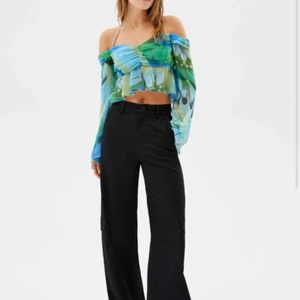 ”Butterfly top”  - Helt ny och oanvänd, va för liten för mig som har storlek L. men passar någon i L med mindre byst eller M och passade även min kompis som har S i storlek. Vid mycket intresse är högst pris som gäller