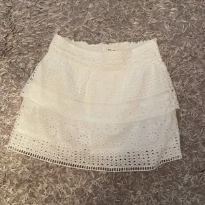 Populär kjol zara - Säljer pga jag inte använder. Köpt detta år för typ en månad sen men aldrig använt. Vid frakt så står köparen för kostnader med frakten. Slutsåld på zaras hemsida. Köptes för 300 kr. 250 direkt 