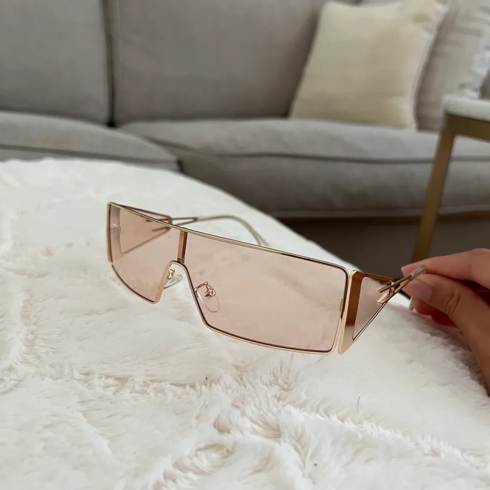 Snygga solglasögon med y2k stil och genomskinliga. Köpta på Plick! Oanvända av både tidigare säljare och mig. Fint skick!! Köpare står för frakt(29kr)!. Accessoarer.