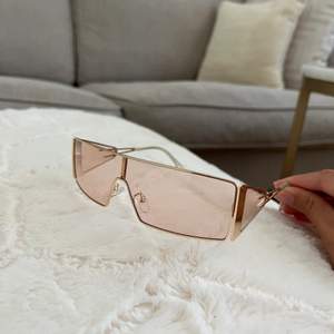 Snygga solglasögon med y2k stil och genomskinliga. Köpta på Plick! Oanvända av både tidigare säljare och mig. Fint skick!! Köpare står för frakt(29kr)!