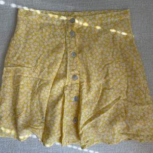 Säljer denna fina blommiga kjol från HM, använd fåtal ggr💕 Jättemjukt tyg och perfekt nu till sommaren! 