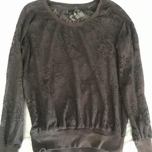 Ginatrikot lace top dark purple size S - Barely any signs of use. The top is a very dark, dusty, brownish purple. 