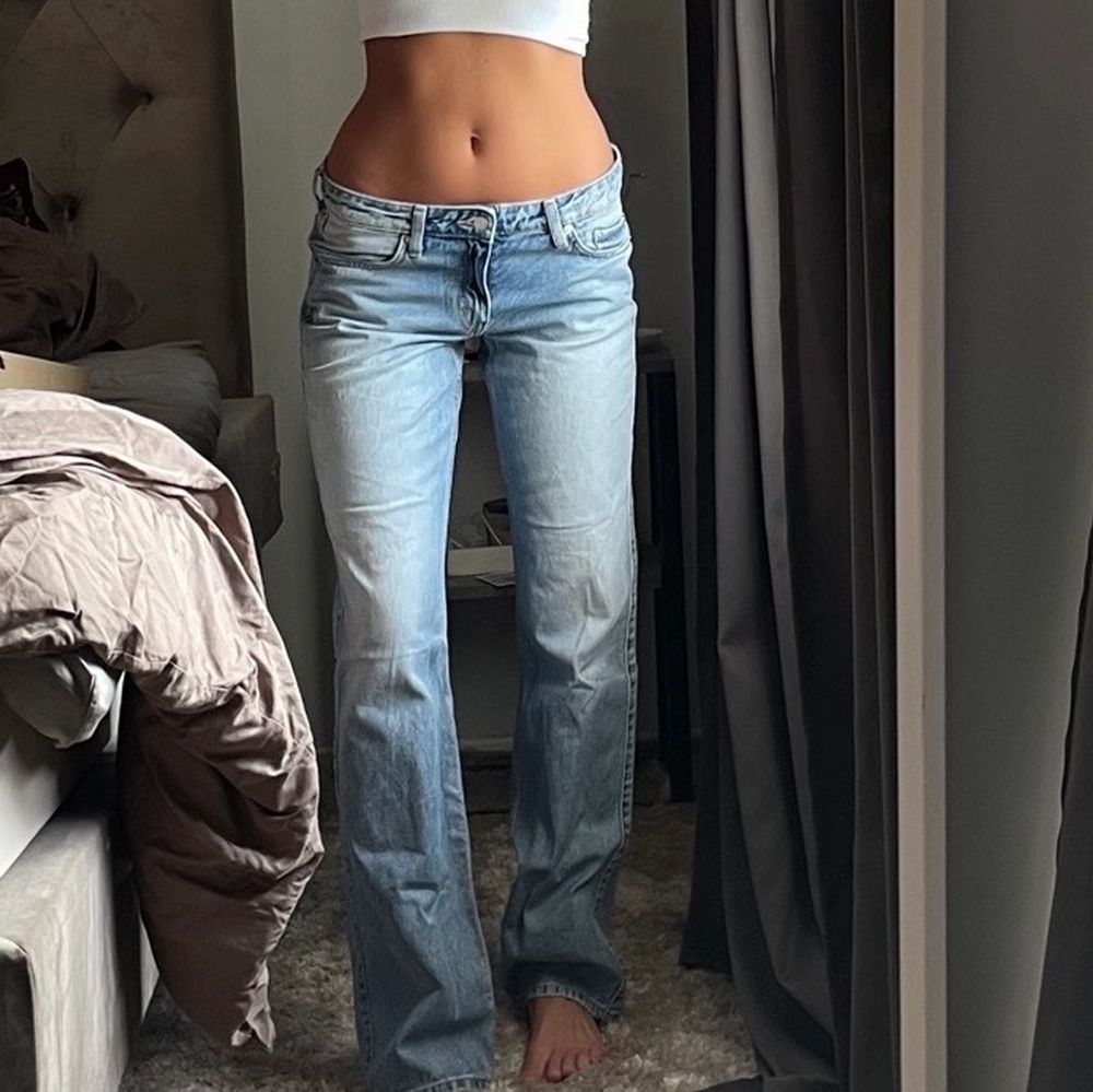 Weekday jeans, använda 1 gång då jag köpte fel storlek. Innebens längd: 86 cm . Jeans & Byxor.