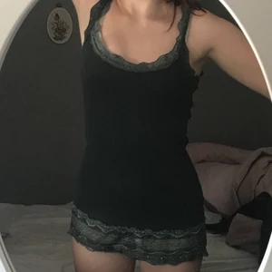 Amisu Forest Green Lace Dress Size S - It has a few signs of use but it’s barely worn. The lace is a bit torn but could be easily fixed. The material is stretchy.