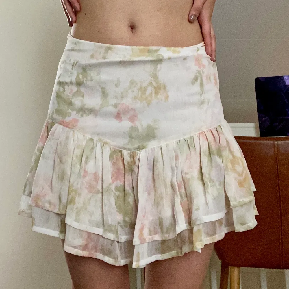 Super söt kjol till sommaren i storlek M från ASOS🎀💗 Köpt för 309kr, slutsåld på hemsidan. Kjolar.