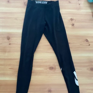 Nike träningstights - Säljer ett par träningstights från Nike. Rätt så använda men fortfarande i bra skick. Står NIKE på benet där bak, rätt så slitet märke.  Säljer för 30 kr (+frakt)
