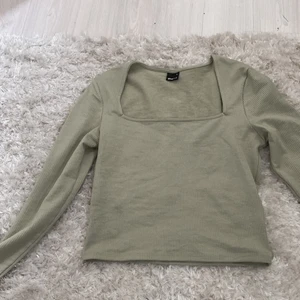 Superfin grön topp - En så fin ljusgrön topp från Gina. Den är så njut och stretchiga i materialet och påminner lite om träningsmatrial. Den är så fin och går att klä upp och ner. Den är använd men i superfint skick