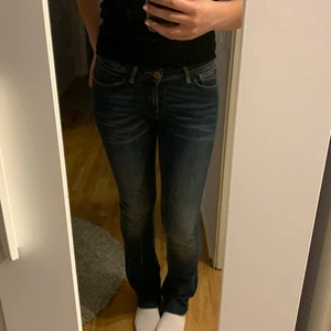 Bootcut jeand - Så fina jeans från Garcia i lite bootcut modell, passar nån från 165-170 och är stretchiga o sköna!! 