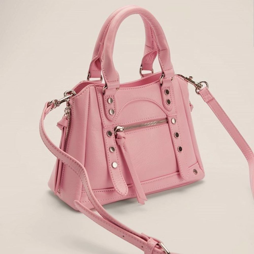 Säljer denna populära rosa väska ifrån NAKD🤍 helt oanvänd med alla lappar kvar, helt SLUTSÅLD. Väskor.