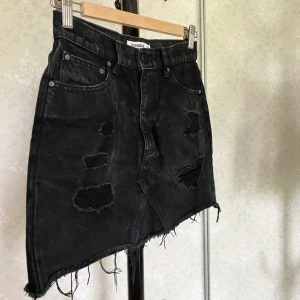 Pull&Bear jeanskjol storlek S - Väldigt fin svart jeanskjol med slitningar från Pull&Bear. Säljes då den tyvärr är för liten för mig. Jag är en S, så skulle mer säga att detta är en XS. Köpt för några år sedan men sparsamt använd och i fint skick. Köpt för ca 300 kr💓💓