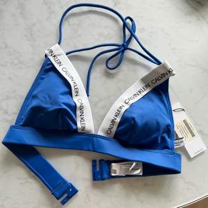 Helt ny Calvin Klein bikini set i storlek S (både över och underdel).  Skickar med PostNord om inget annat önskas :)  Skriv om ni vill ha fler bilder eller så. 🦋 hygienskyddet är kvar på trosorna! .🦋 