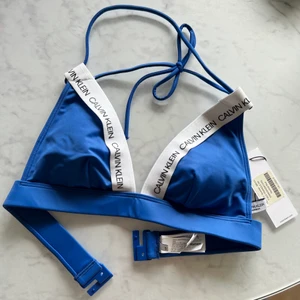 Calvin Klein  - Helt ny Calvin Klein bikini set i storlek S (både över och underdel).  Skickar med PostNord om inget annat önskas :)  Skriv om ni vill ha fler bilder eller så. 🦋 hygienskyddet är kvar på trosorna! .🦋 