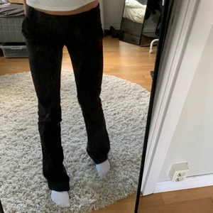 Lågmidjade kostymbyxor - Lågmidjade kostymbyxor i äldre modell från Zara 🤍 ser svarta ut men är märkmörkbruna 